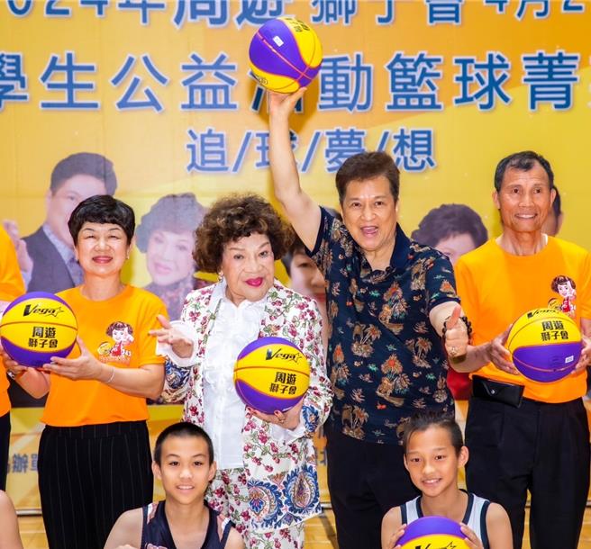 周游（后排左二起）、李朝永举办公益篮球赛。（李朝永提供）