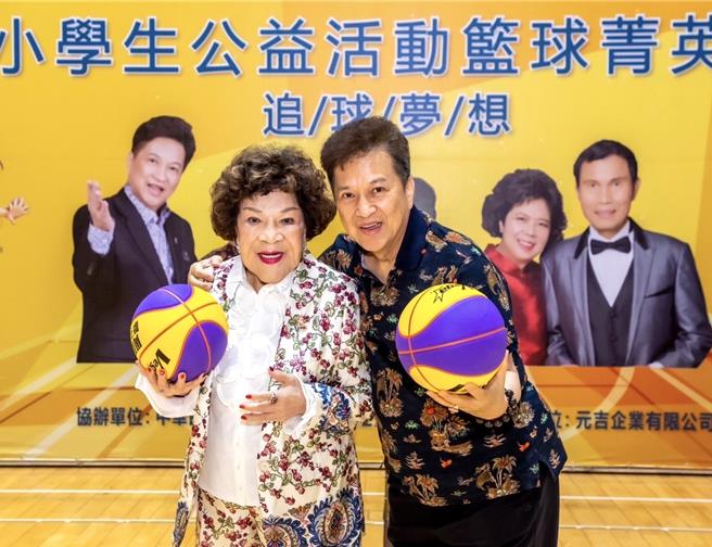 周游、李朝永捐200颗篮球做公益。（李朝永提供）