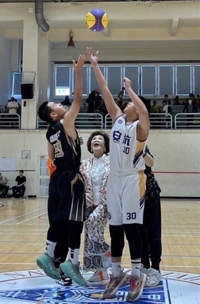 周游在球场上开球。（李朝永提供）