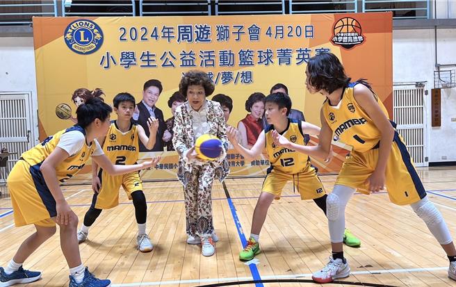 周游在球场上开球。（李朝永提供）