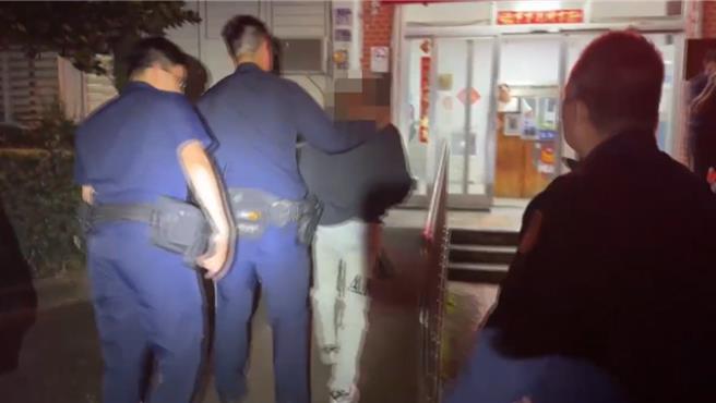 杨男持枪伤继父，逃2小时后，携枪投案。（警方提供）