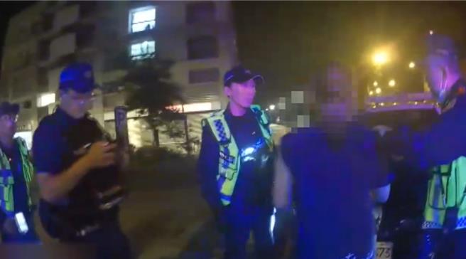 北埔村传枪响，警方与救护人员获报到场，见王男满身是血、且表情十分痛苦。（警方提供）