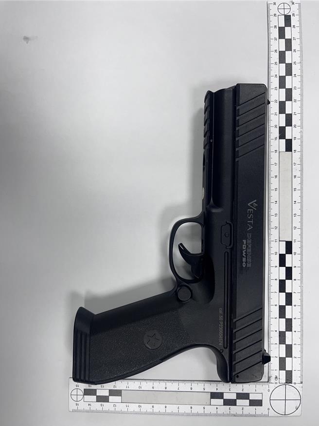 开枪杨男自知难逃法网，2小时后携枪投案，交出镇暴枪。（警方提供）