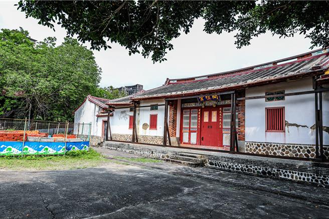 竹北東平問禮堂2007年登錄為歷史建築，文化局將先辦理第1期一堂二橫建築本體修復工程，4月2日已上網招標。（羅浚濱攝）