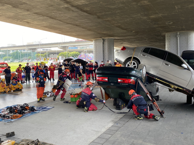 台北市消防局於今（20日）上午9時，在大佳河濱公園舉辦基隆市、台北市、新北市及桃園市義消人員車禍救援技術交流活動，共計96人參與活動。（圖／消防局提供）
