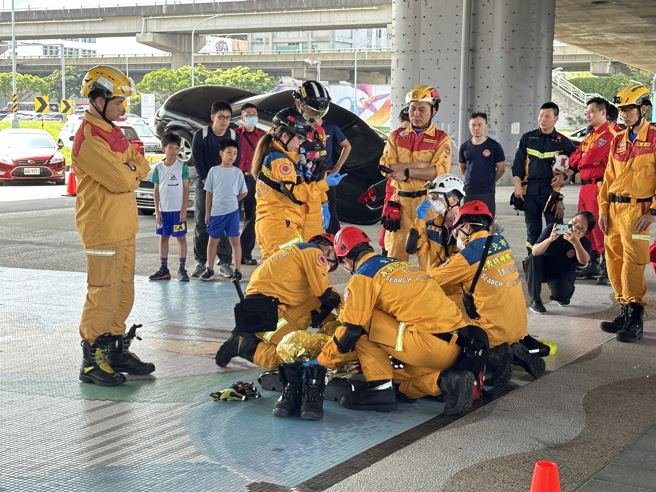 台北市消防局於今（20日）上午9時，在大佳河濱公園舉辦基隆市、台北市、新北市及桃園市義消人員車禍救援技術交流活動，共計96人參與活動。（圖／消防局提供）