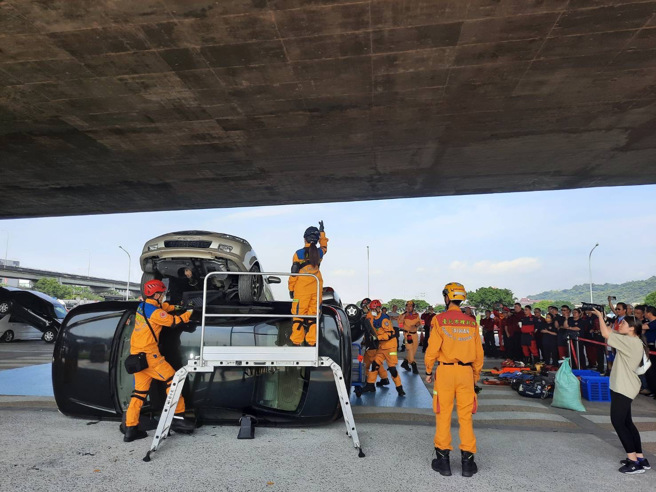 台北市消防局於今（20日）上午9時，在大佳河濱公園舉辦基隆市、台北市、新北市及桃園市義消人員車禍救援技術交流活動，共計96人參與活動。（圖／消防局提供）