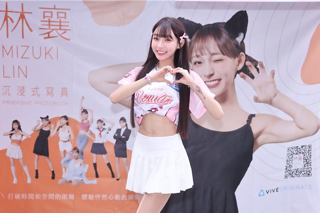 林襄比出爱心融化现场粉丝。（罗永铭摄）