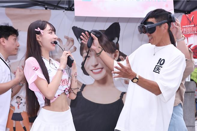 林襄（左）开心跟粉丝互动。（罗永铭摄）
