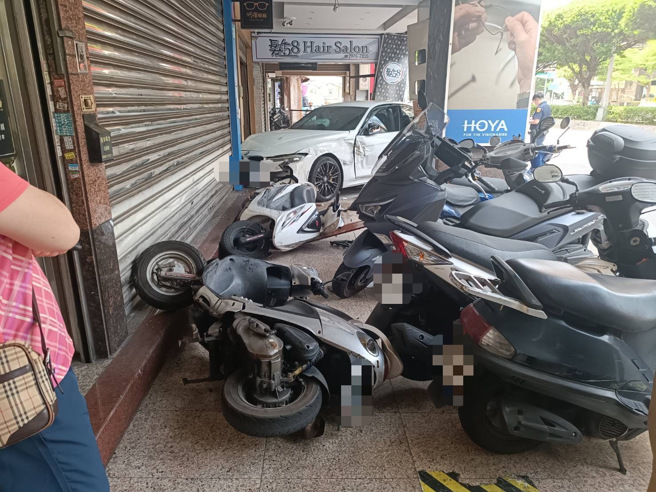 今20日上午10时54分获报，三重区重新路三段54号前发生一起车祸。（图／警方提供）