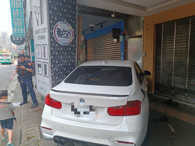 今20日上午10时54分获报，三重区重新路三段54号前发生一起车祸。（图／警方提供）