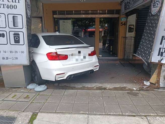 今20日上午10时54分获报，三重区重新路三段54号前发生一起车祸。（图／警方提供）