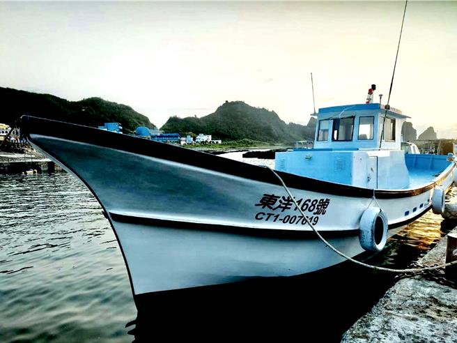 蘭嶼籍漁船「開元陸號」歷劫歸來，重新整修塗裝，改名為「東洋168」，象徵東邊太平洋海域的船隻一路發。（蕭春祥提供／蕭嘉蕙台東傳真）