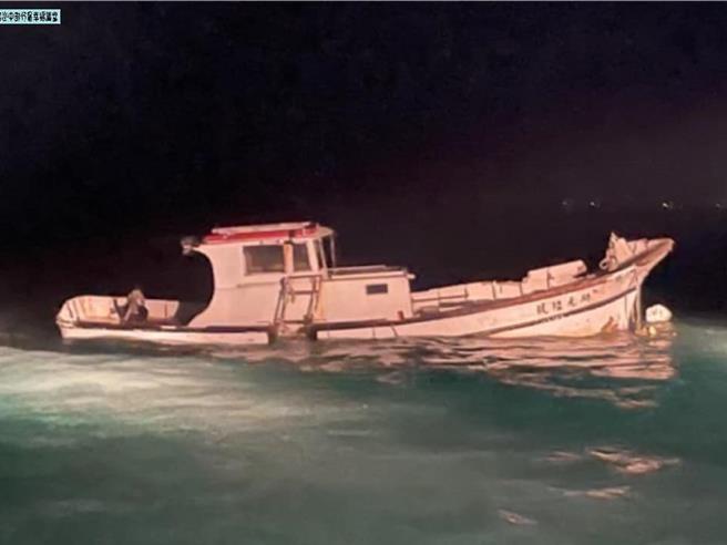 去年11月9日「開元陸號」漁船被發現漂流於雲林外海。（海巡署提供／蕭嘉蕙台東傳真）