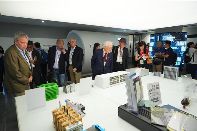 与相关人士参观碳中和研发成果教育推广与示范场域。（成大提供／曹婷婷台南传真）