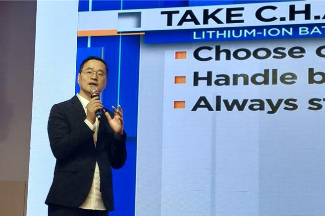 巧风董事长许志淞介绍消防新产品独步全球之功能。（巧风提供）