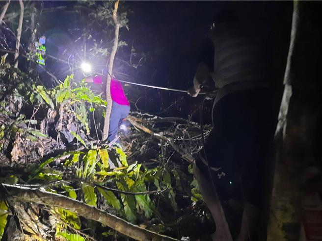 救護人員以繩索將許男救起。（屏縣消防局提供／羅琦文屏東傳真）