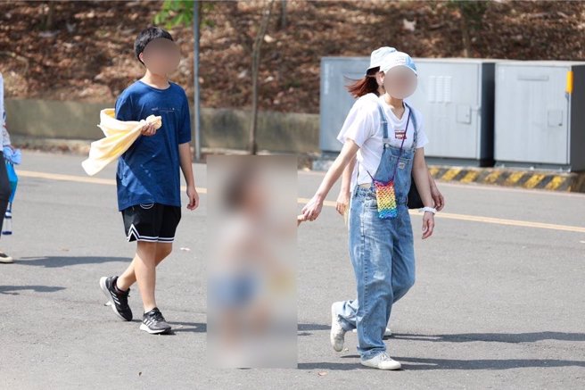 慢飞天使亲子互动，一齐幸福齐步走。（林雅惠摄）