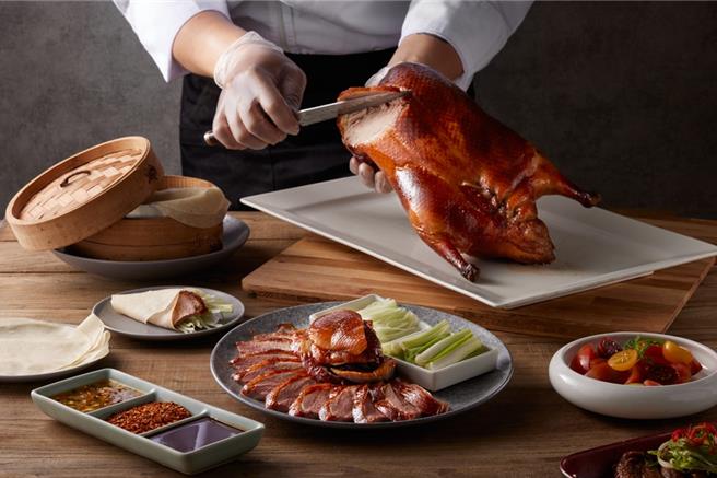 享鸭台南市长官邸店，是品牌第八间门店，两层楼餐厅占地200多坪、共有40桌。（王品提供）