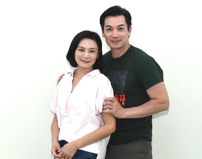 梁家榕（左）和伊正７度演夫妻。（华视提供）