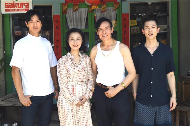 锺承翰（左起）、黄婕非、霍正奇、石知田剧中饰演一家人。（华视提供）