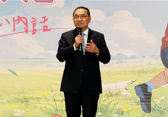 新北市政府今日表扬本年度模范母亲代表，由新北市长侯友宜亲自颁奖。（吕健豪摄）