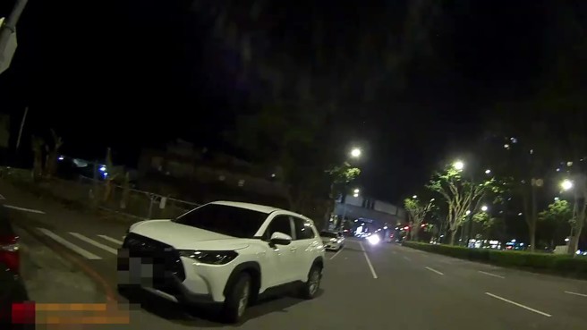 新北市1名67歲蔡姓男子，日前開車行經三峽區三樹路時，因為身體突然覺得不舒服，不得已將自小客違停於路中間。（翻攝畫面）