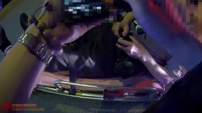 警消評估蔡男血壓高達180以上，有送醫進一步檢查必要，遂立即將蔡男送上救護車。（翻攝畫面）