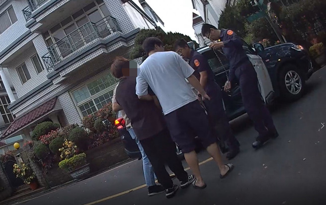 梁男与警方配合，佯装交付款项，当场逮捕前来取款的30岁相姓男车手。（翻摄画面）