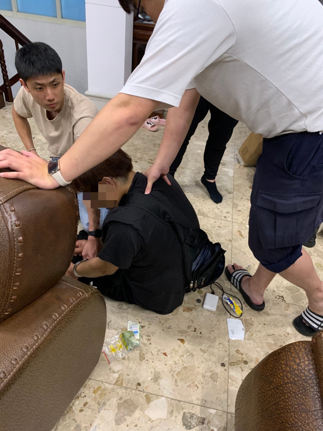 梁男与警方配合，佯装交付款项，当场逮捕前来取款的30岁相姓男车手。（翻摄画面）