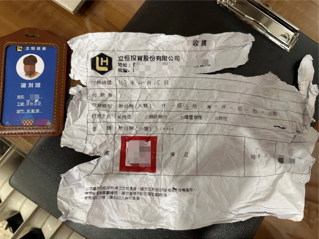 梁男与警方配合，佯装交付款项，当场逮捕前来取款的30岁相姓男车手。（翻摄画面）