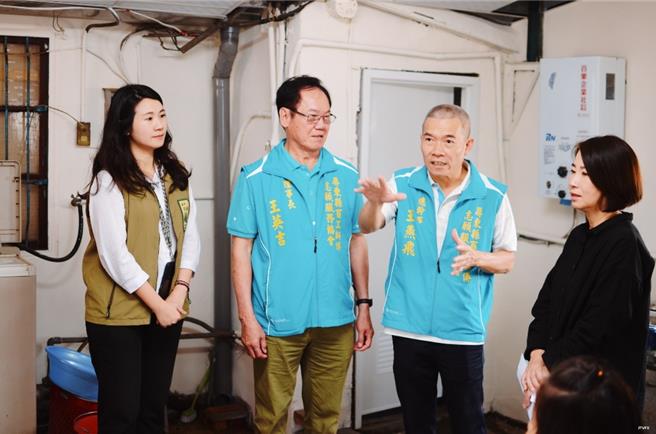 百工协会总干事王燕飞（右二）向屏东县长周春米（右一）解说修缮缘由及过程。（屏县府提供／罗琦文屏东传真）