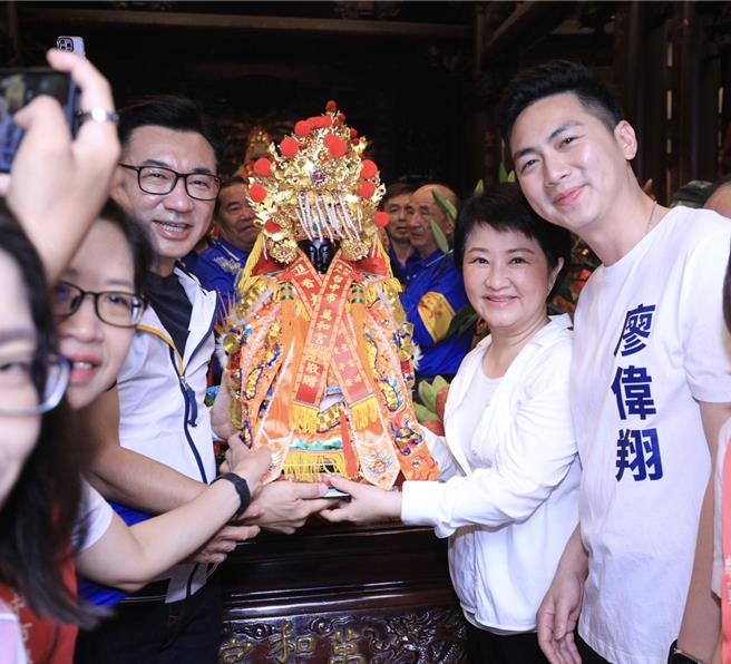 台中南屯萬和宮「老二媽西屯省親遶境」活動，20日清晨由台中市長盧秀燕、立法院副院長江啟臣一同恭請媽祖。（林欣儀攝）