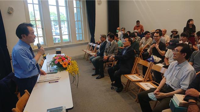 前总统陈水扁（座位前排左三）20日参加国史馆举办的签书会。（程炳璋摄）