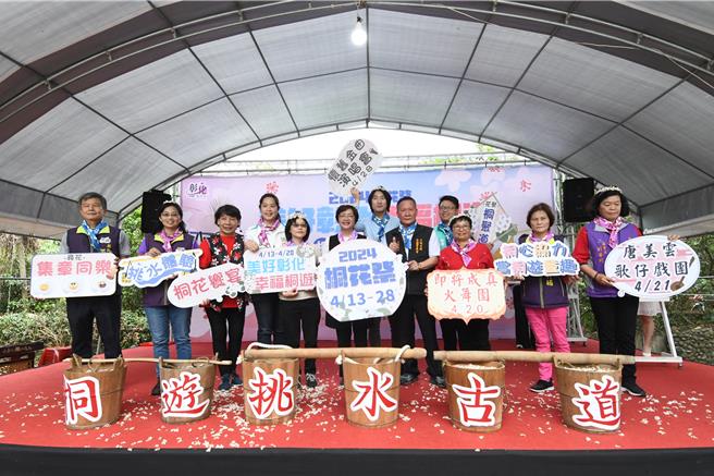 彰化县境内桐花较早盛开，4月开始进入桐花盛开期，彰化县桐花季系列活动今日在芬园乡挑水古道揭开序幕。（叶静美摄）