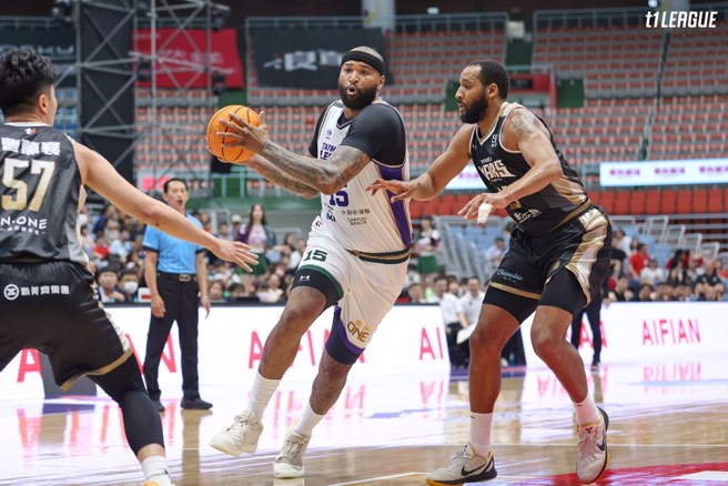 卡森斯(中)自封是講場上垃圾話的高手。(T1聯盟提供)