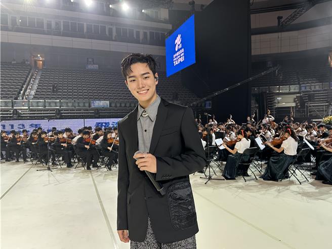 AcQUA源少年须弘道与介寿国中、敦化国中的弦乐团合作演出。（种子音乐提供）