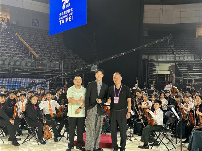 AcQUA源少年须弘道与介寿国中、敦化国中的弦乐团合作演出。（种子音乐提供）