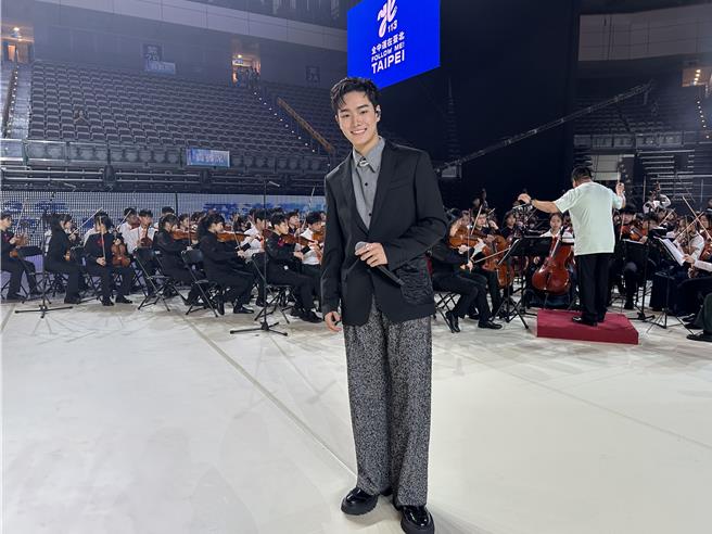 AcQUA源少年须弘道与介寿国中、敦化国中的弦乐团合作演出。（种子音乐提供）