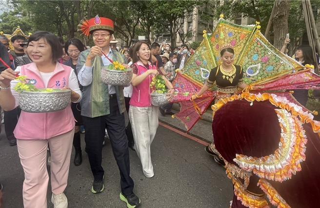 桃园龙冈米干节热闹登场，水情不佳改採洒水祈福。（吕筱蝉摄）