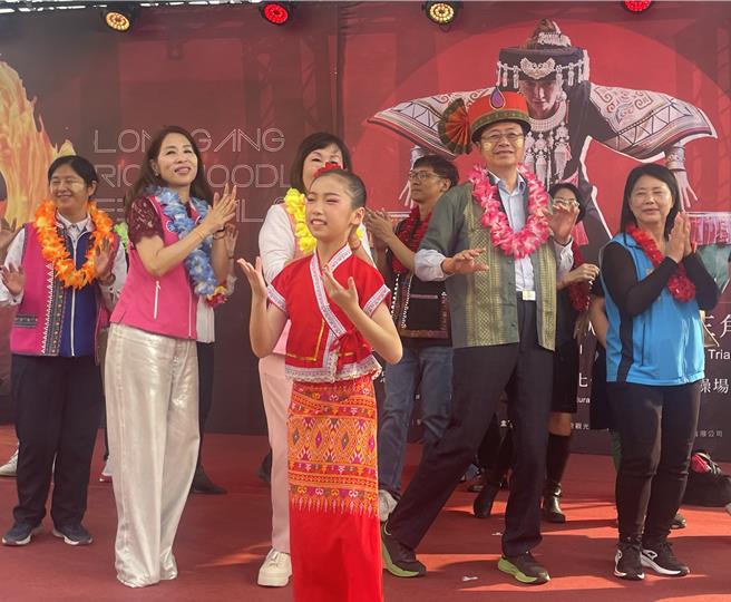 桃园龙冈米干节热闹登场，水情不佳改採洒水祈福。（吕筱蝉摄）