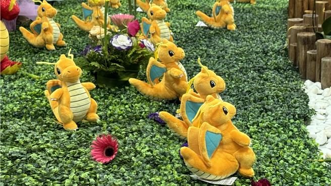 首度以龙造型布置「浴佛台」，摆放宝可梦「快龙」，希望宗教信仰能从小扎根，吸引更多年轻人。（柯宗纬摄）