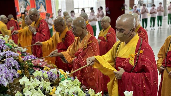 高雄市佛教会今（20）日在元亨寺举行浴佛大典，为花莲0403大地震受灾民眾及罹难者敬设禄、莲位。（柯宗纬摄）