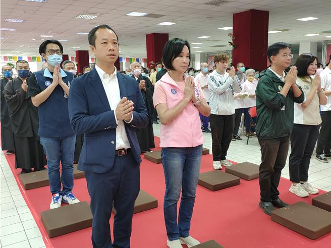 不分蓝绿民代出席高市佛教会浴佛节活动。（柯宗纬翻摄）