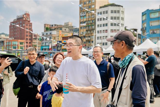 2024「潮向．山海基隆」首场青创市集「海派shot！」20日下午在基隆国门广场热闹开幕，现场匯聚21家基隆在地青创品牌的风味饮品、甜点美食等，市长谢国梁（右二）体验不同摊位美食。（基隆市政府提供／徐佑升基隆传真）