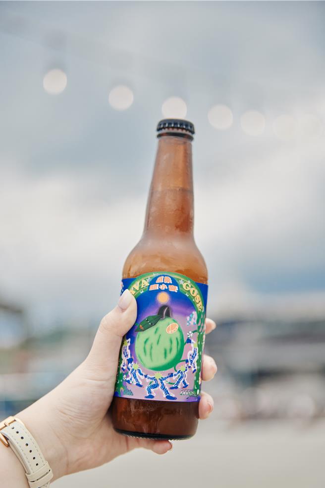 2024「潮向．山海基隆」首场青创市集「海派shot！」20日下午在基隆国门广场热闹开幕，现场匯聚21家基隆在地青创品牌的风味饮品、甜点美食等，也有市集限量的特别饮品。（徐佑升摄）★《中时新闻网》关心您：饮酒过量，有碍健康。酒后不开车，安全有保障！