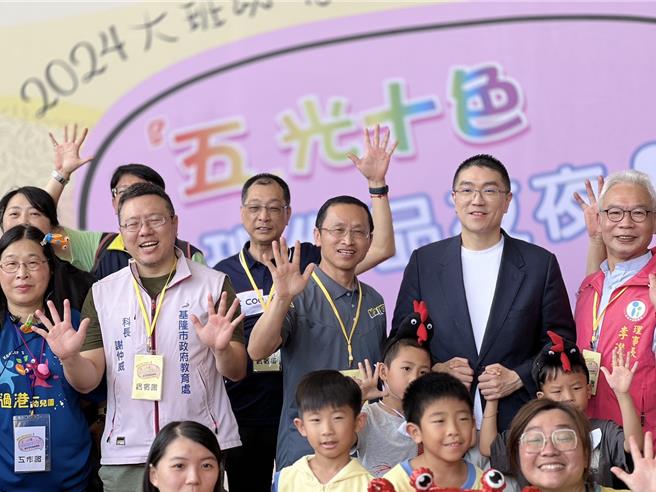 童话艺术节的大班作品展系列活动也于20登场，以亲子DIY探索体验为主题，邀请了15间基隆的幼儿园将丰富多彩的课程内容带到会场，让学龄前家长带小朋友先行体验幼儿园课程。（基隆市教育处提供／徐佑升基隆传真）