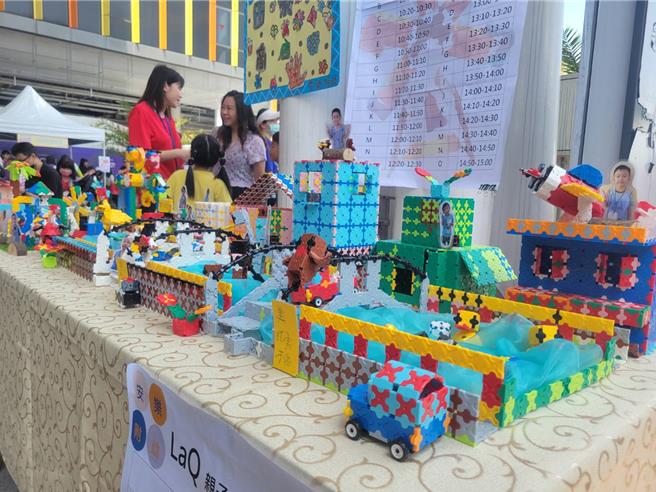 童话艺术节的大班作品展系列活动也于20登场，以亲子DIY探索体验为主题，邀请了15间基隆的幼儿园将丰富多彩的课程内容带到会场，让学龄前家长带小朋友先行体验幼儿园课程。（基隆市教育处提供／徐佑升基隆传真）