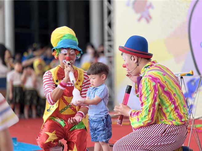 童话艺术节的大班作品展系列活动也于20登场，以亲子DIY探索体验为主题，邀请了15间基隆的幼儿园将丰富多彩的课程内容带到会场，让学龄前家长带小朋友先行体验幼儿园课程。（基隆市教育处提供／徐佑升基隆传真）