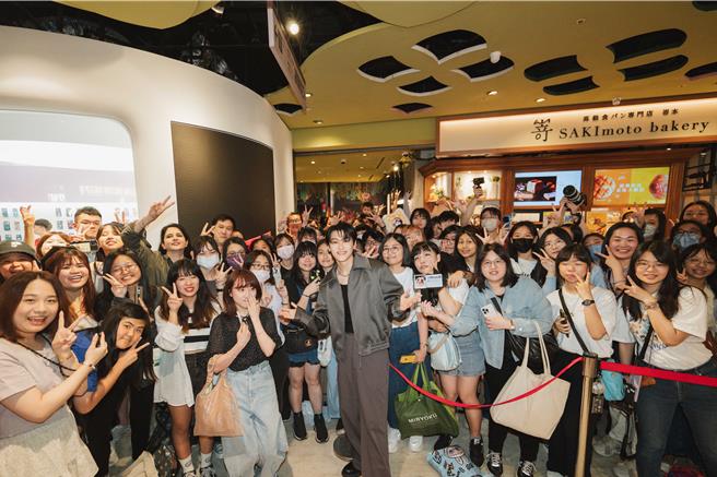 邱宇辰人气火爆，粉丝挤满活动现场。（品牌提供）